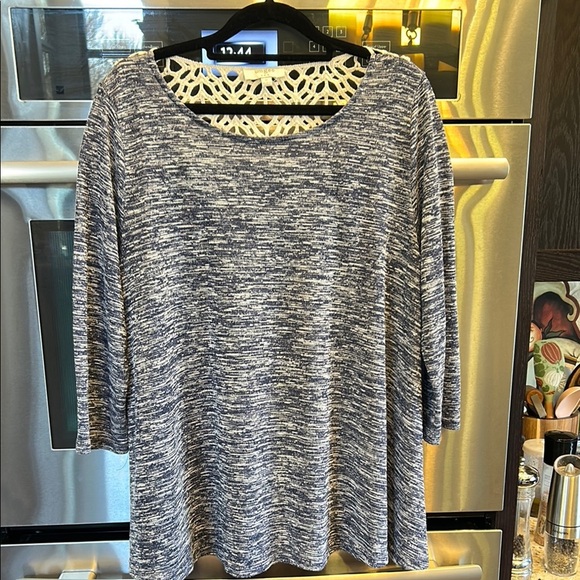 Umgee Gray‎ and White 3/4 Sleeve Relaxed Tunic - Picture 1 of 4